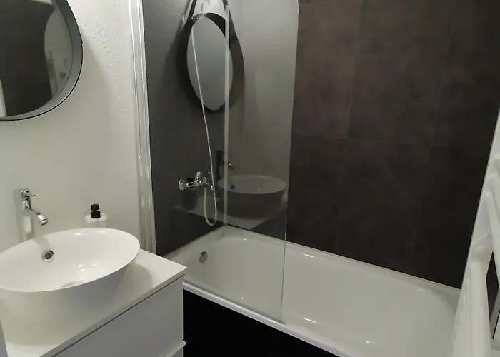 Aux Pieds Avec Terrasse Et Parking - Fr-1-181-2847 *